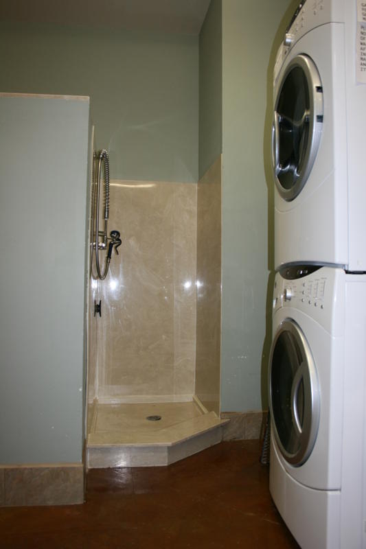 Washer & Dryer/Shower