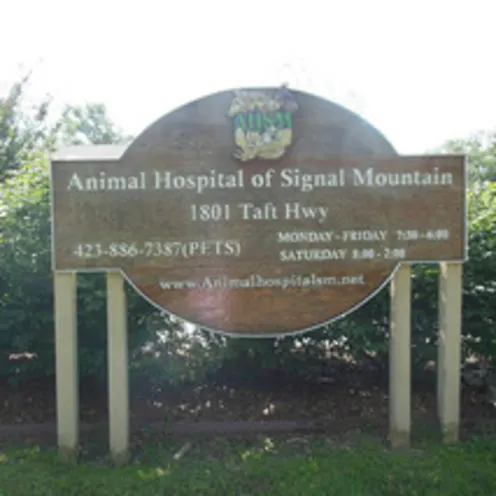 Front wooden Sign at Animal Hospital of Signal Mountain