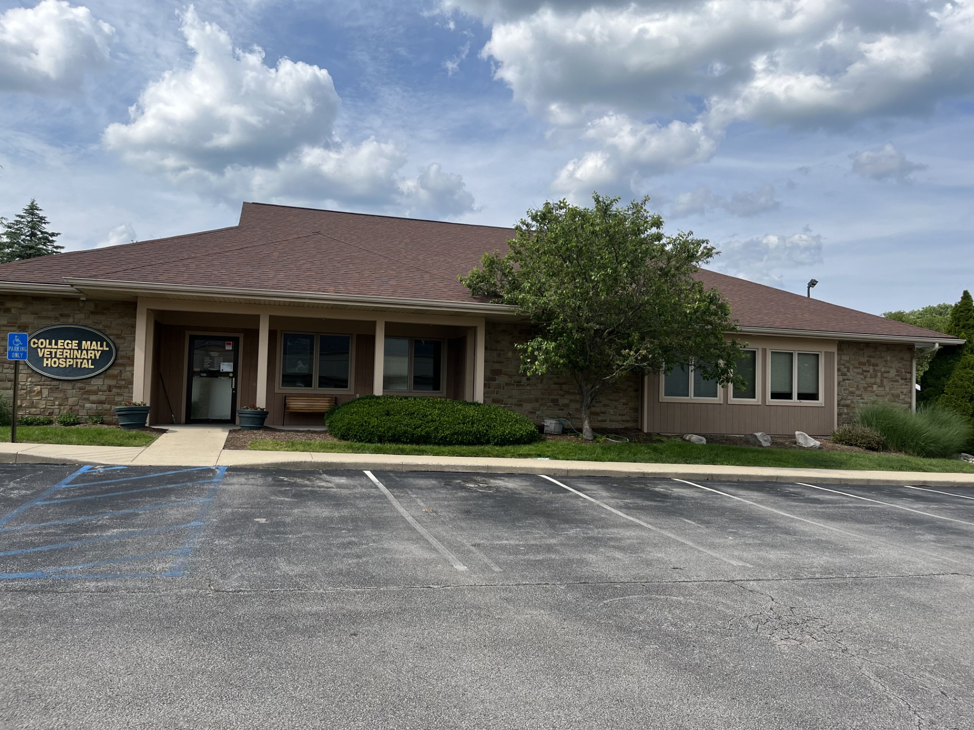 Exterior of College Mall Veterinary 