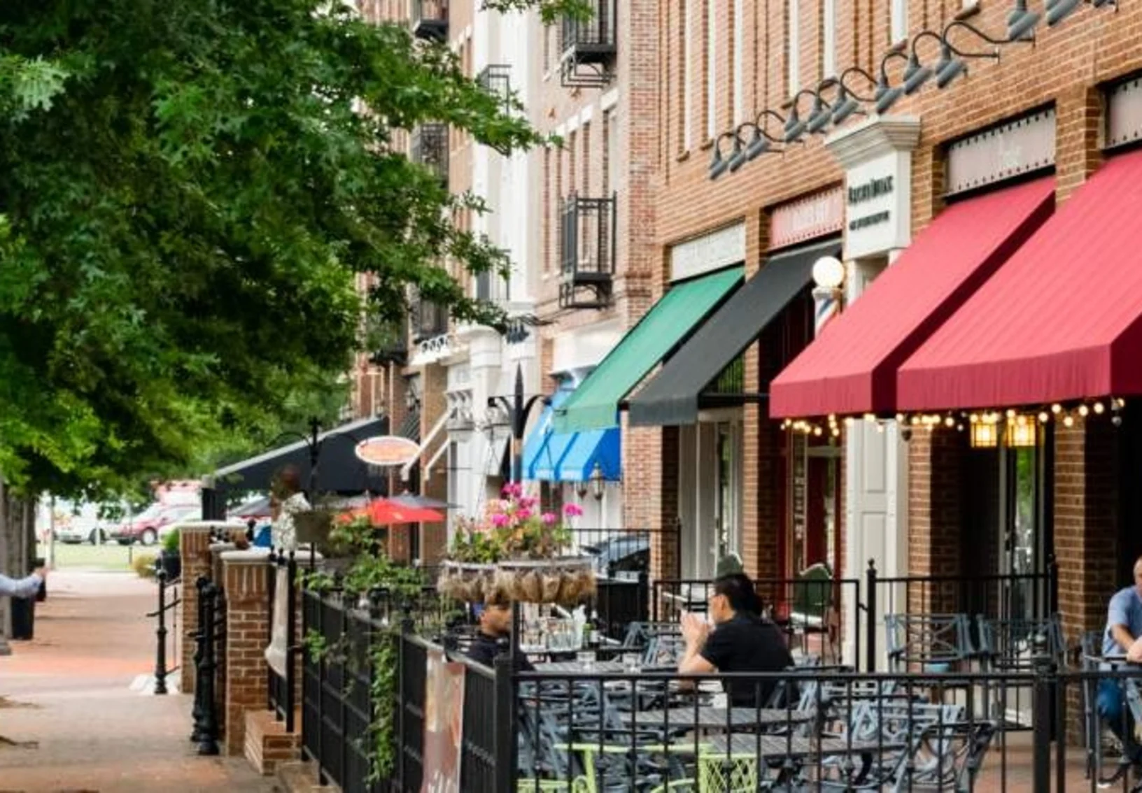 Outdoor dining in downtown Huntsville