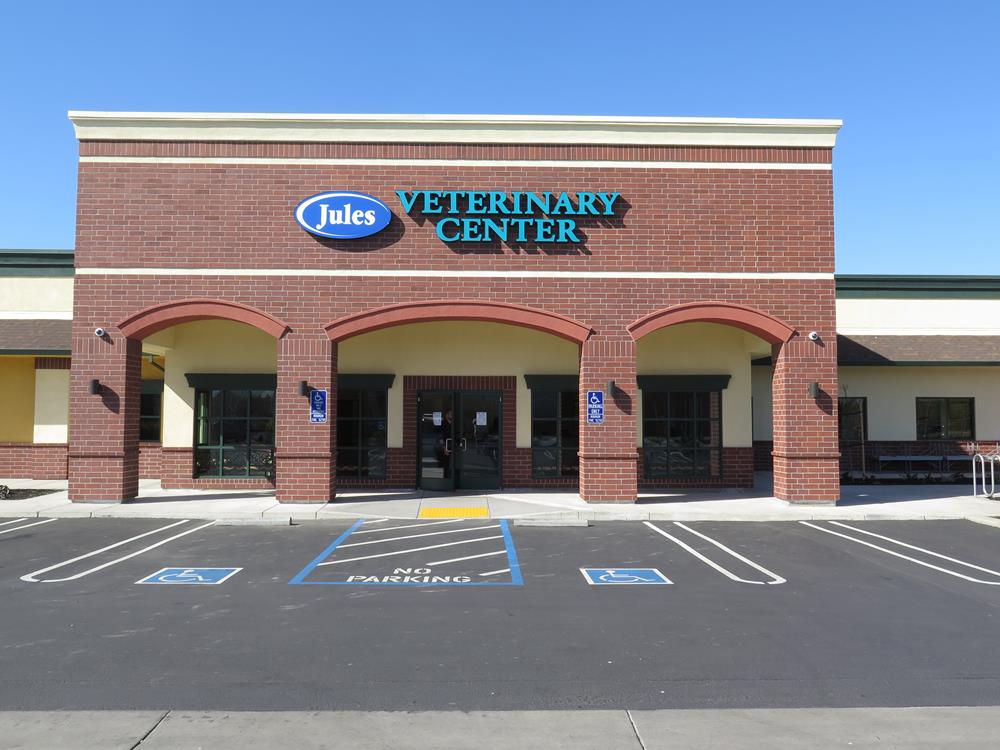 Building from outside which shows Jules Veterinary Center name displayed. 