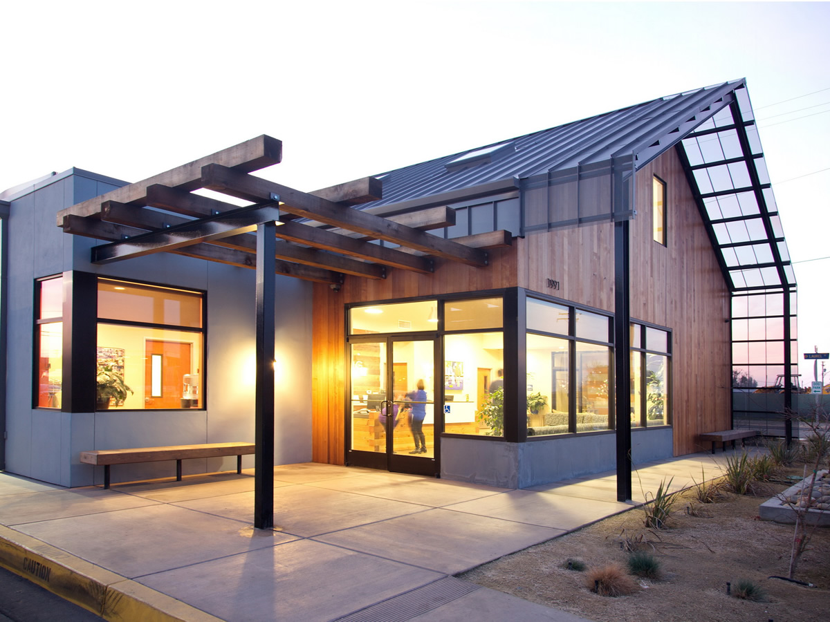 View of front of Kingsburg Veterinary Clinic 