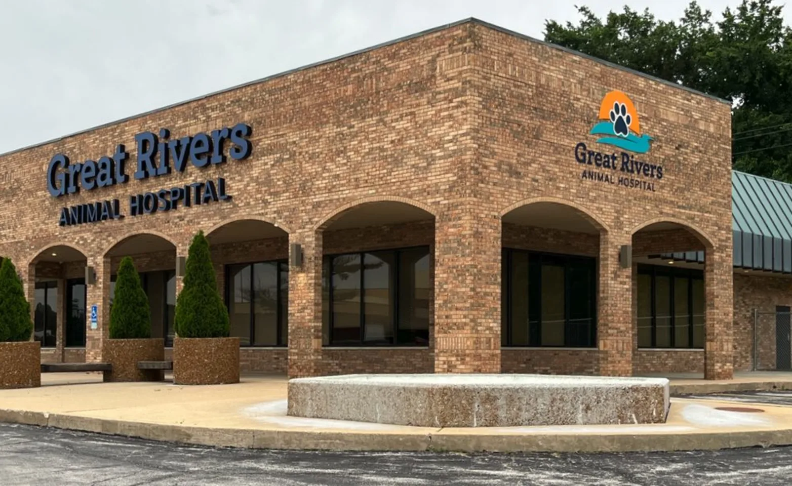 Hospital Exterior of Great Rivers Animal Hospital Hospital Exterior of Great Rivers Animal Hospital