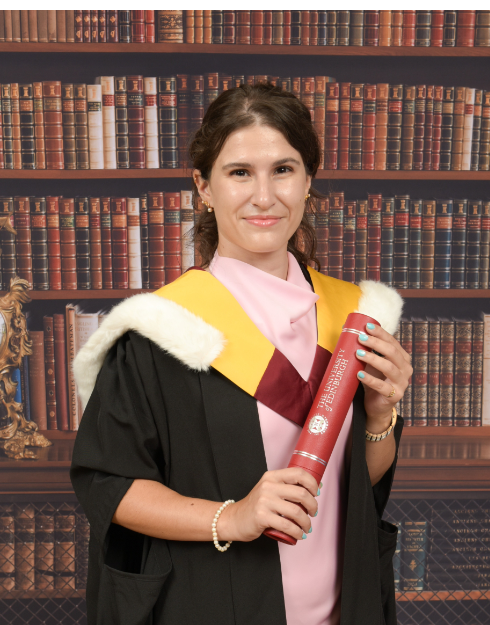 Dr. Victoria de Carvalho