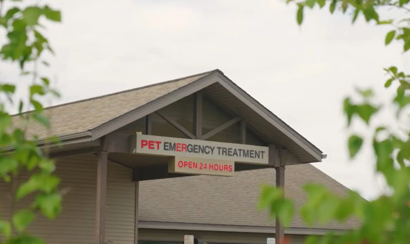 Exterior Sign PET Emergency Treatment