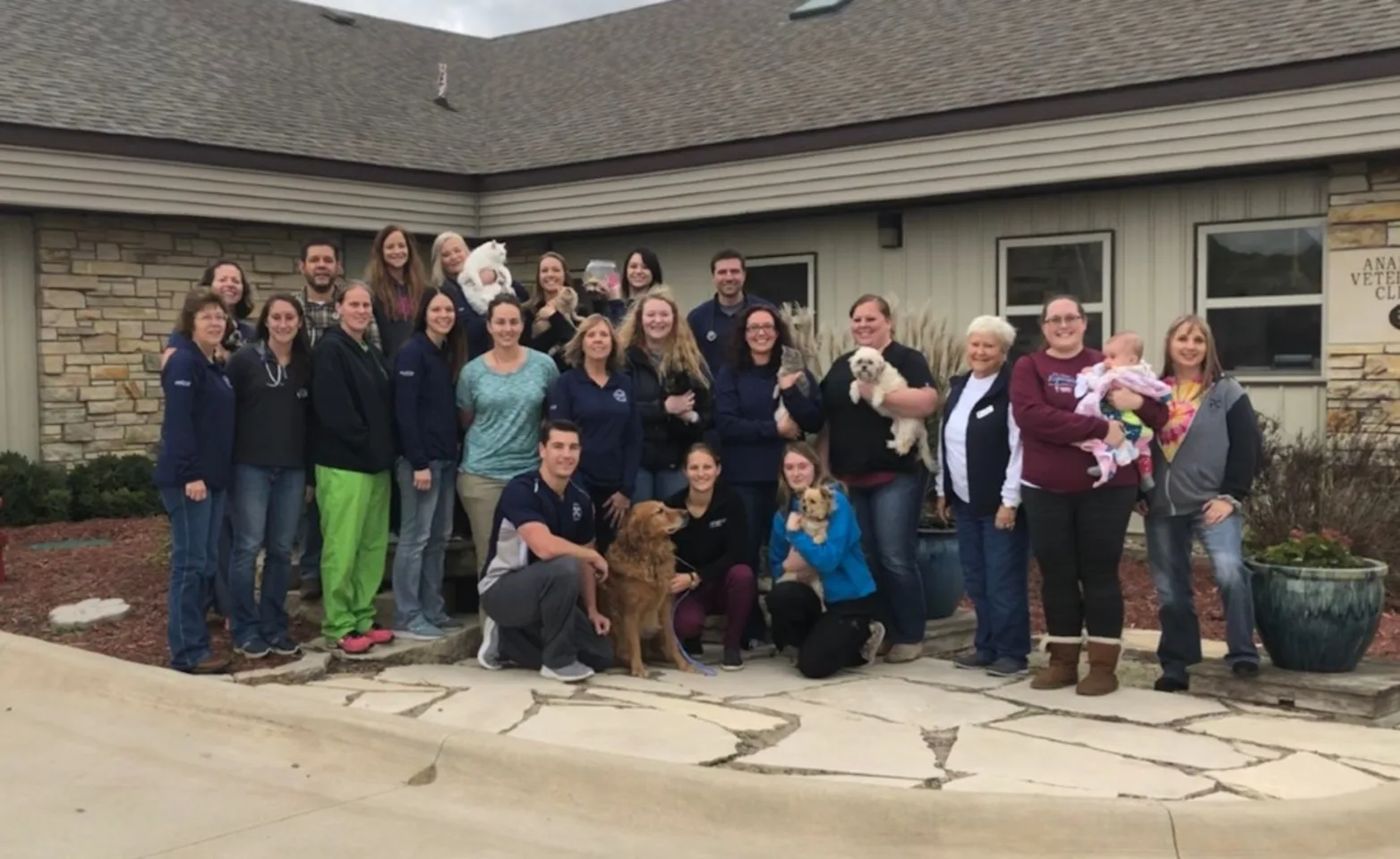 Group staff photo in front of Anamosa Veterinary Clinic