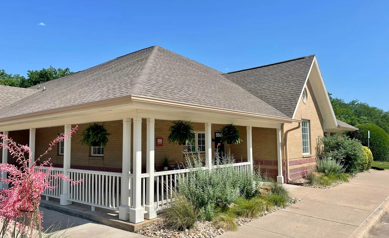 Building Exterior View of Arlington South Veterinary Hospital