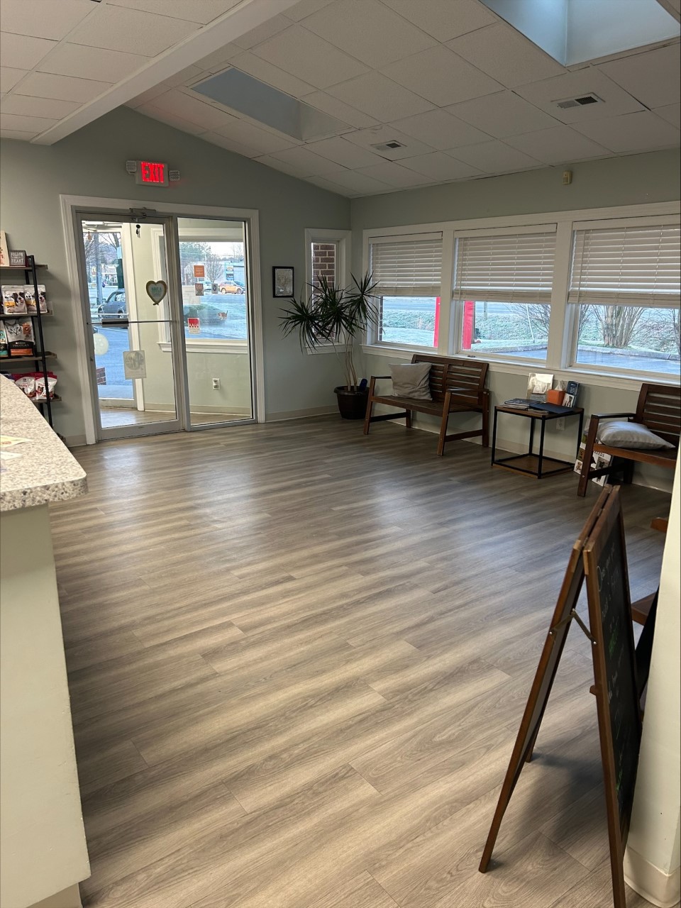 Animal Medical Care Center Yorktown entrance into lobby area