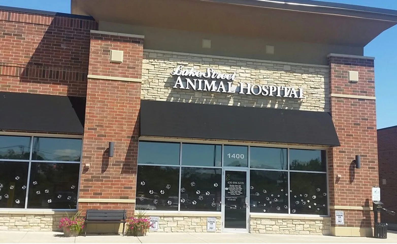 Front view of the Lake Street Animal Hospital building outside