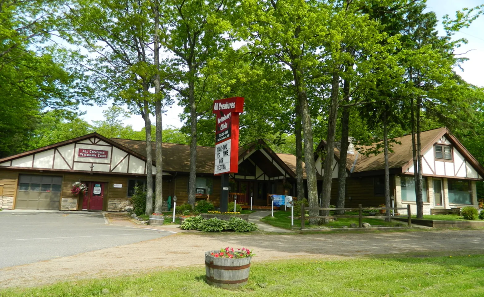 A shot of the entire facility at All Creatures Veterinary Clinic