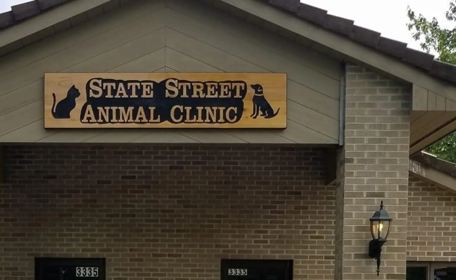 Front facing exterior of State Street Animal Clinic