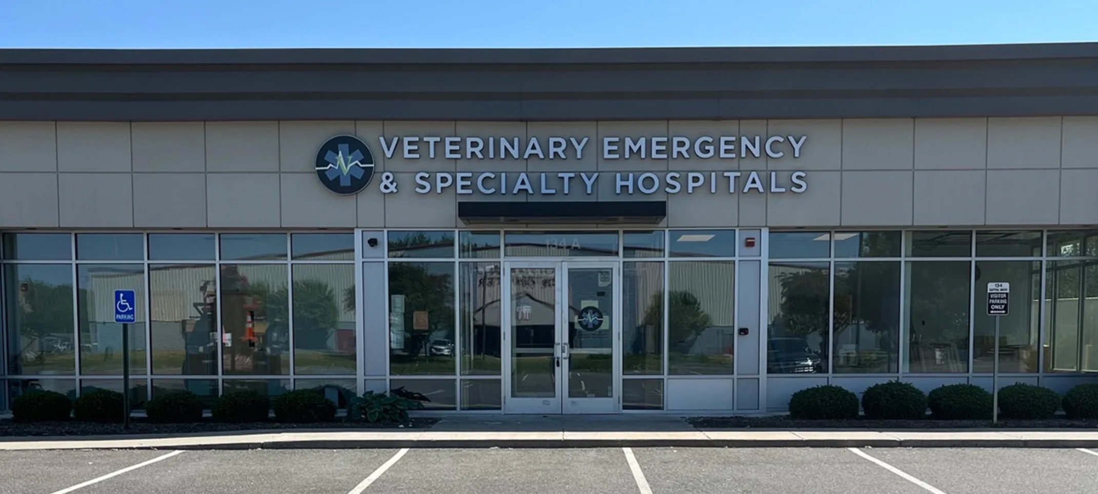 Front Entrance Parking View of Veterinary Emergency & Specialty Hospital (VESH)'s West Springfield Location