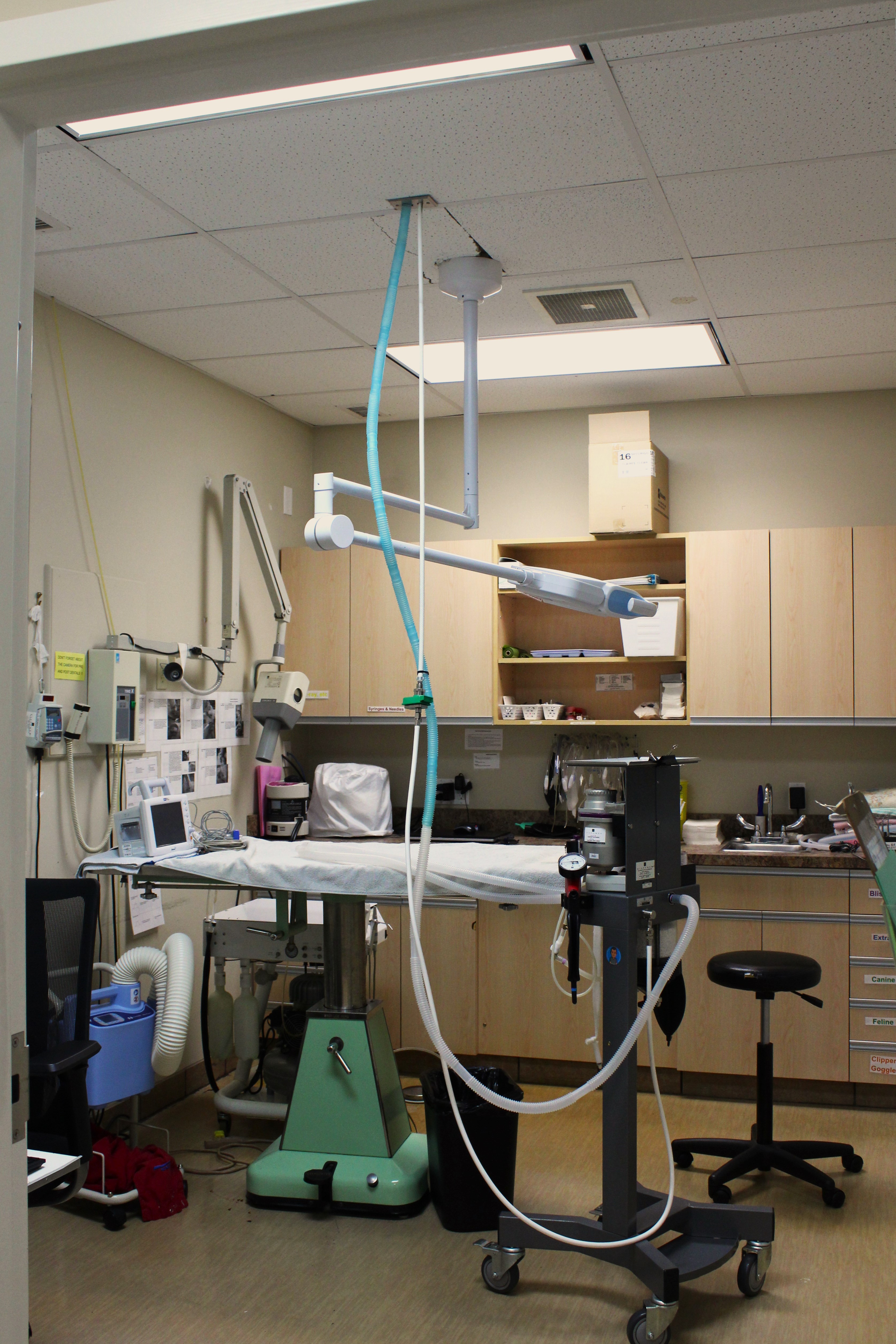 A surgery room showcasing surgery equipment.