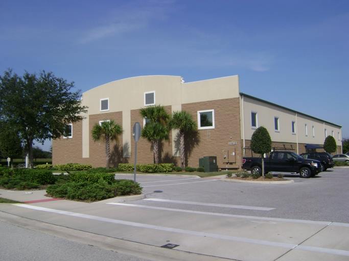 Woofdorf Astoria of Lakewood Ranch - Front of building and the parking lot. 