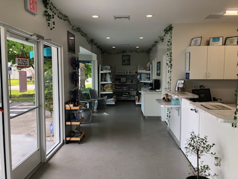 Waiting area and desk in lobby in Vero Beach Veterinary Hospital