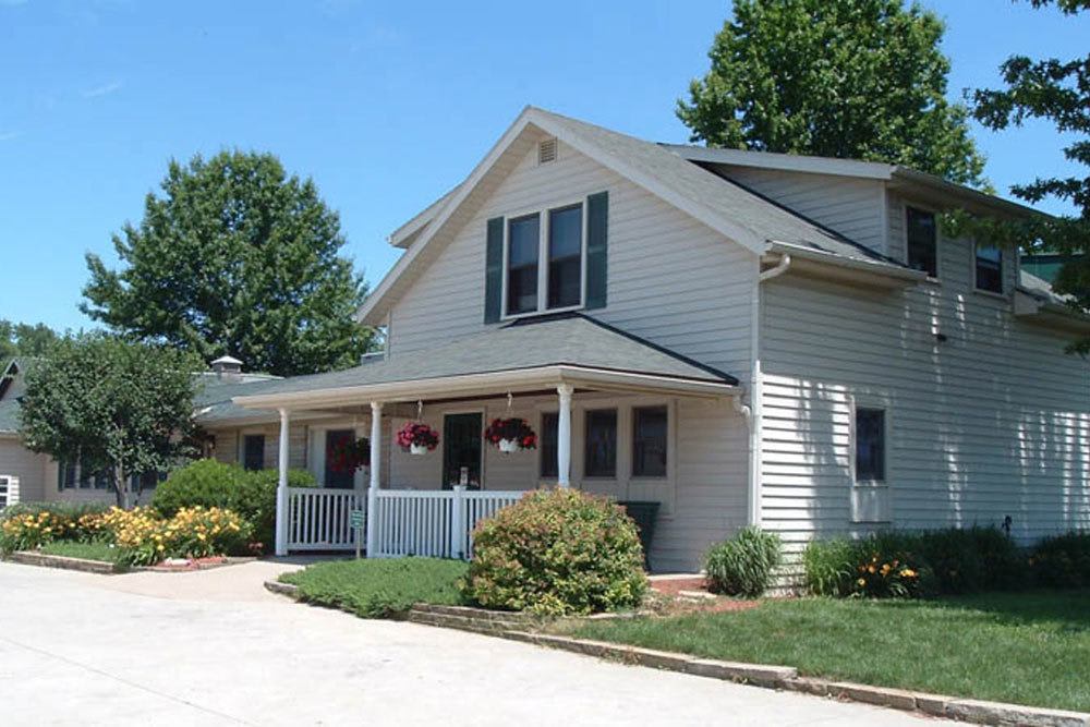 Exterior view of Oak Pointe Veterinary Care.