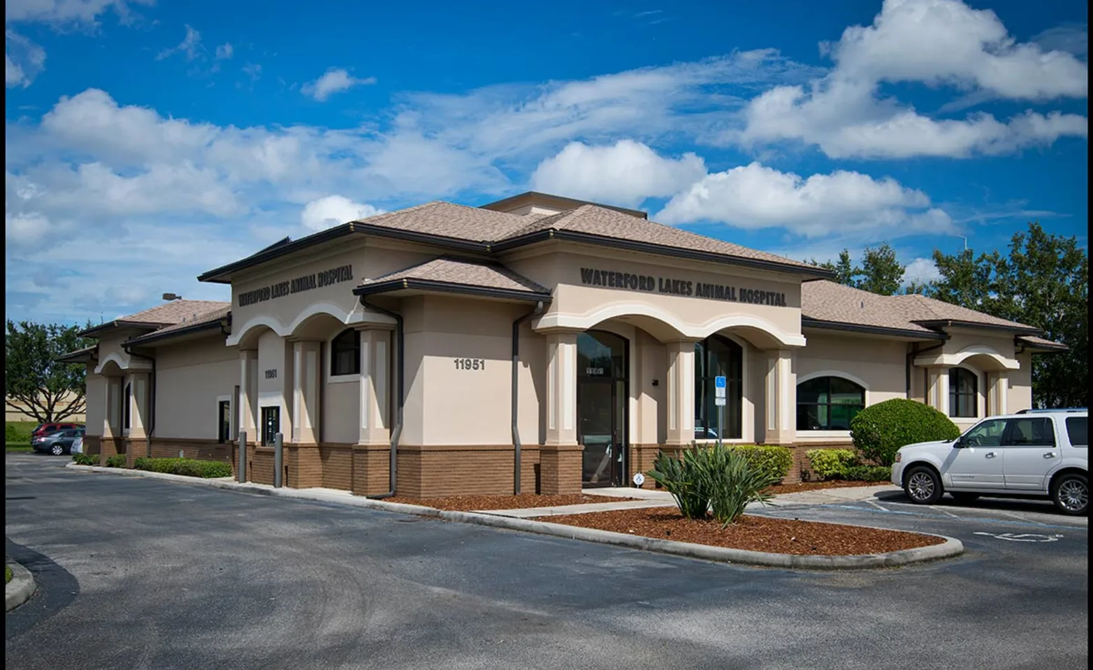 Waterford Lakes Animal Hospital front of building 