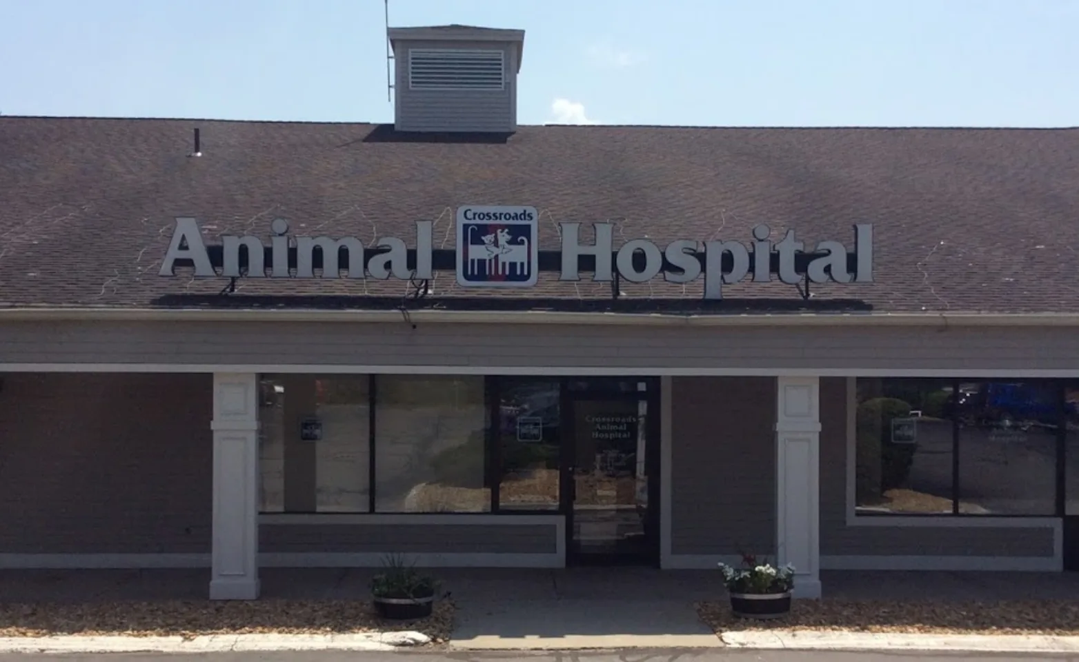Front of the building of Crossroads Animal Hospital