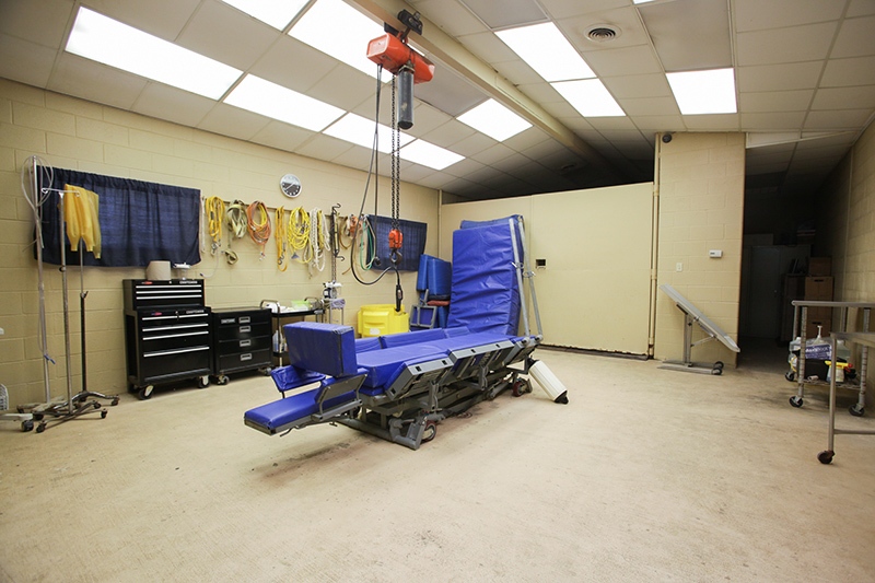 A room where equine surgeries occur at Retama Equine Hospital