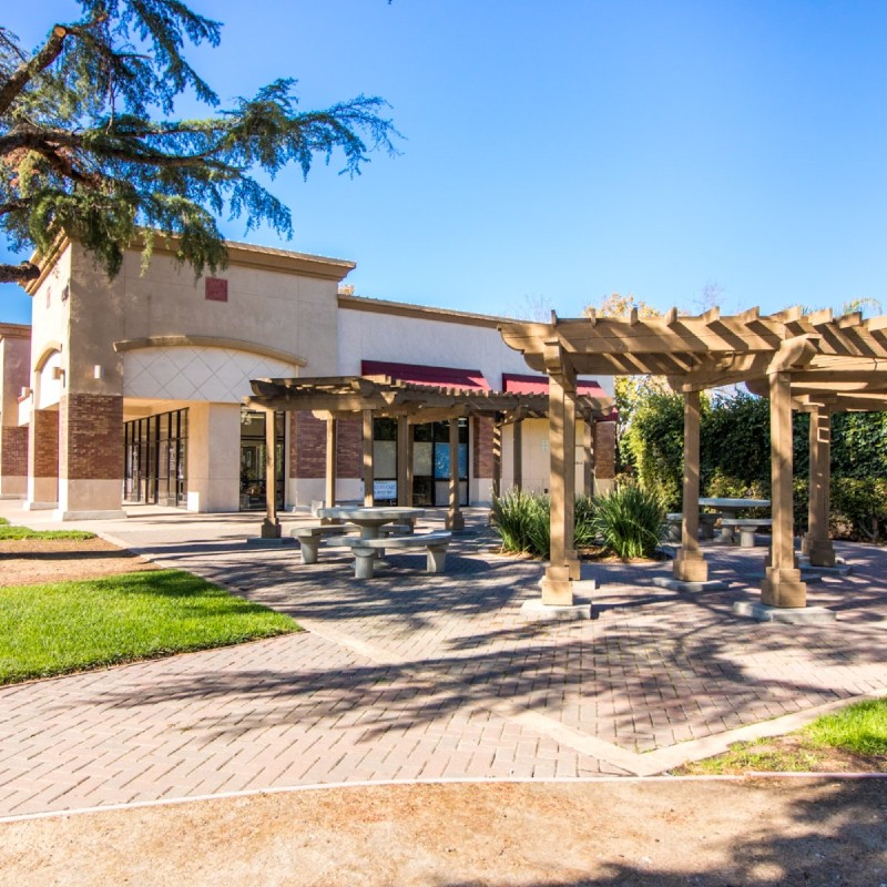 Outside sitting area at Brentwood Family Pet Care