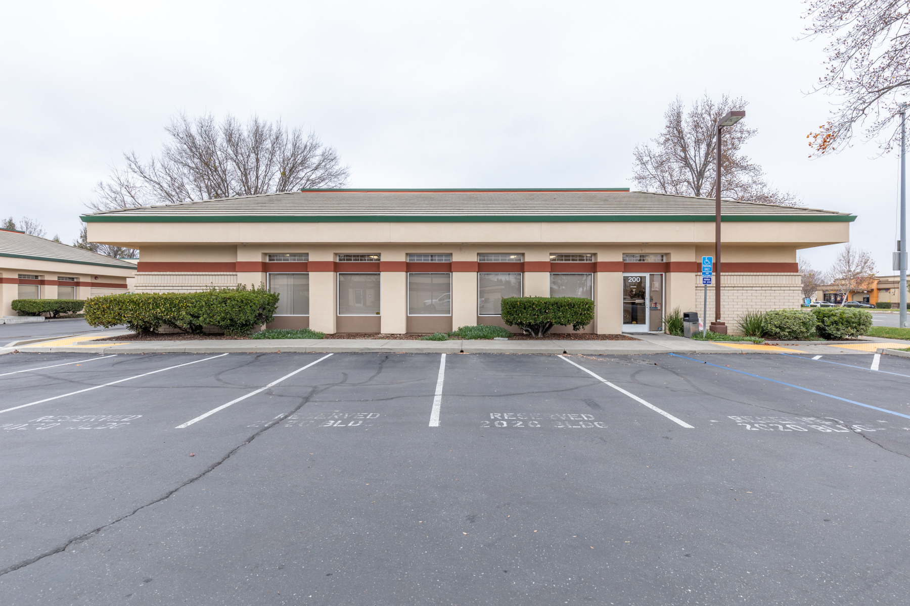 exterior view of back of Oak Animal Hospital