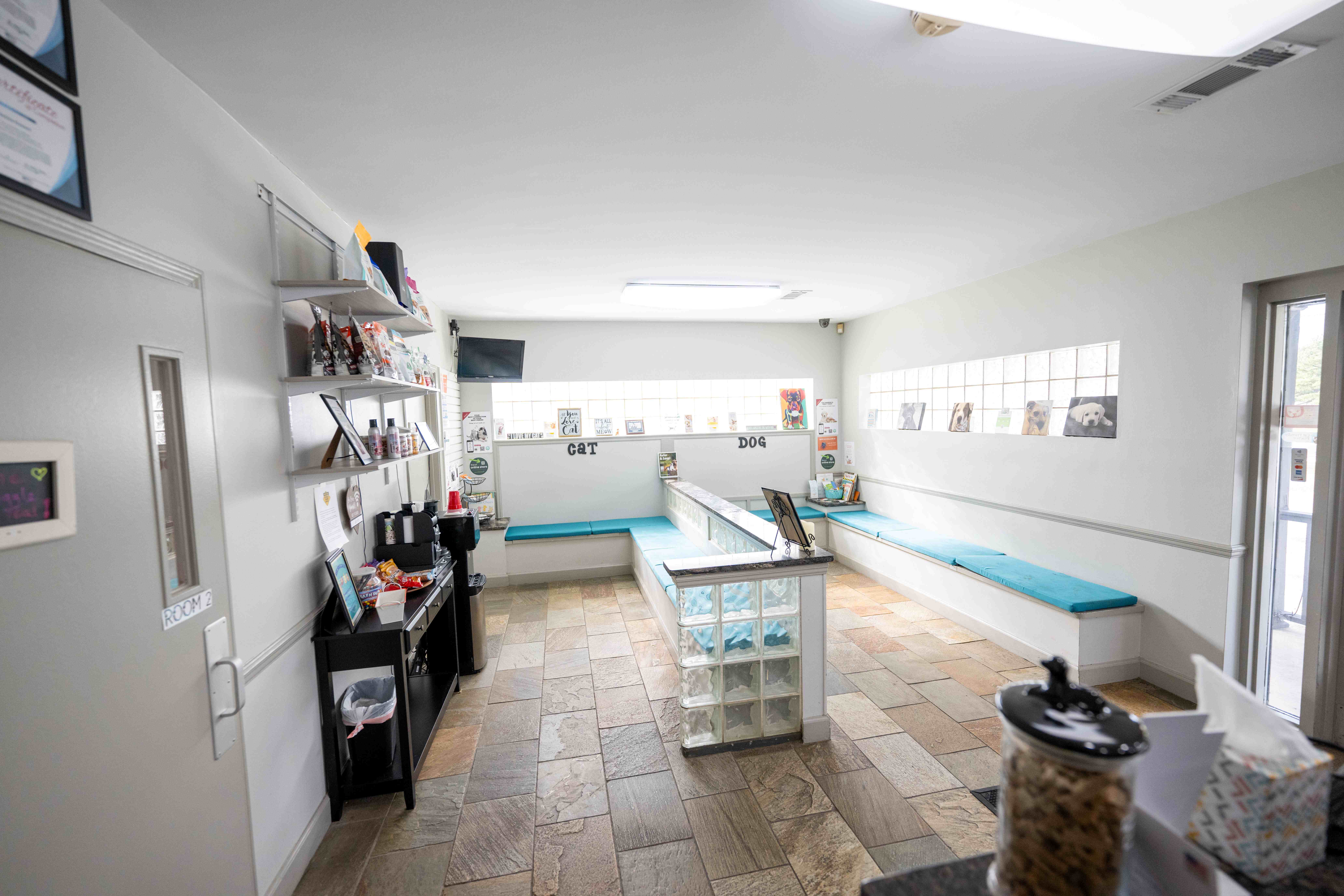 Lobby at Animal Medical Center - Tuscaloosa