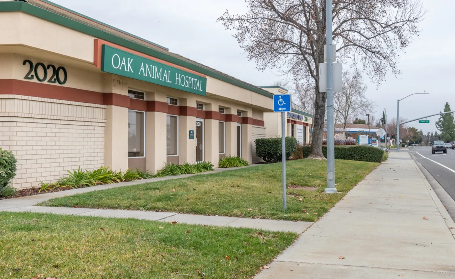 exterior shot of Oak Animal Hospital