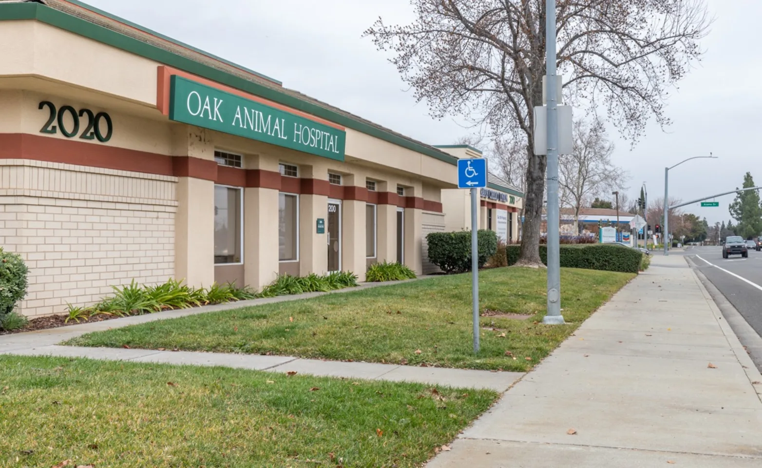 exterior shot of Oak Animal Hospital