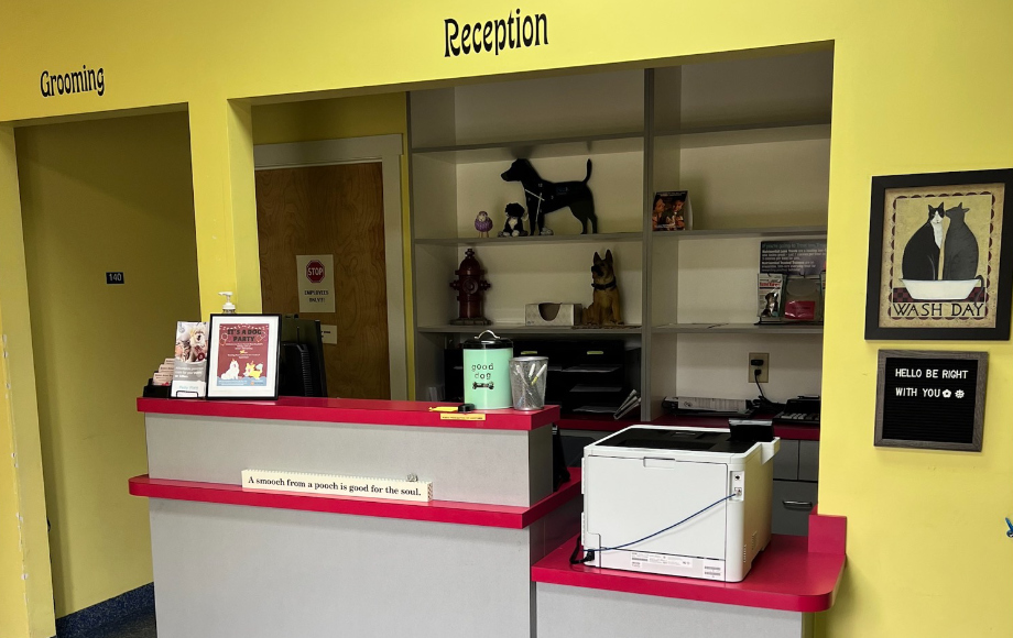 Front V=view of the boarding reception and grooming door at Roxboro Animal Hospital