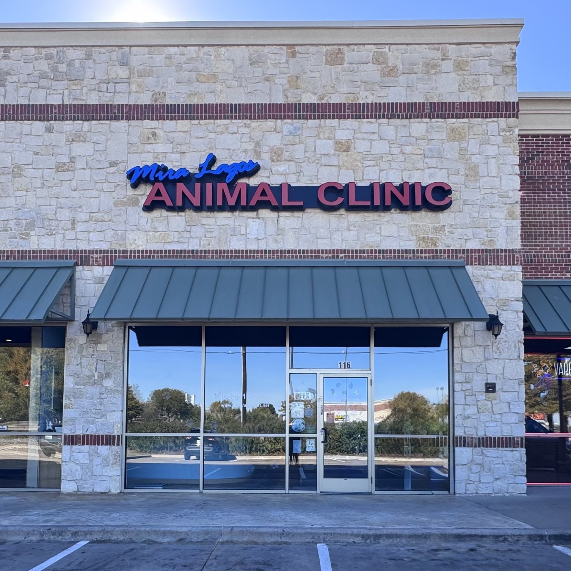 Exterior view of the Mira Lagos Animal Clinic entrance