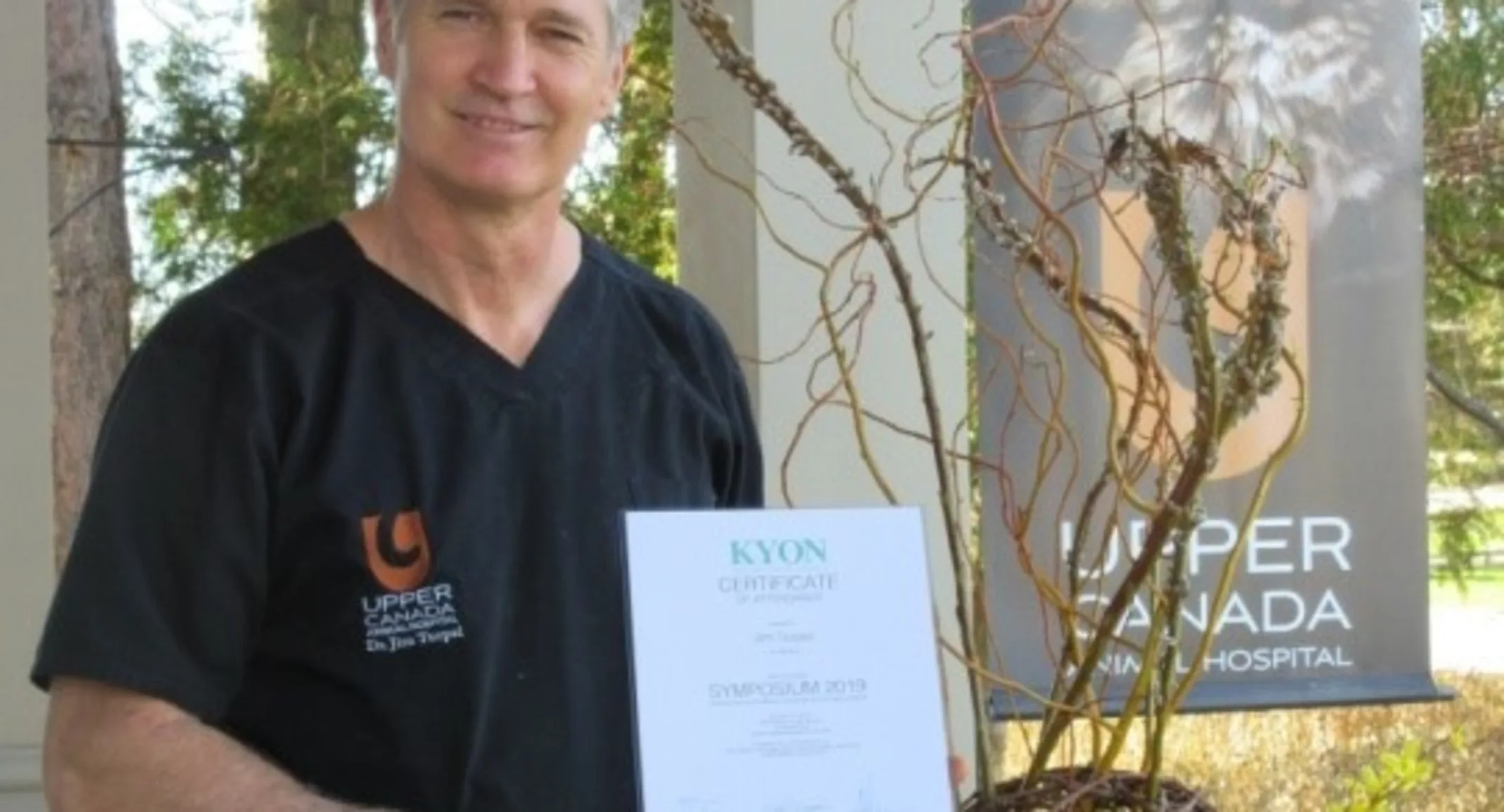 Dr. Turpel holding International Surgical Award Dr. Turpel holding International Surgical Award