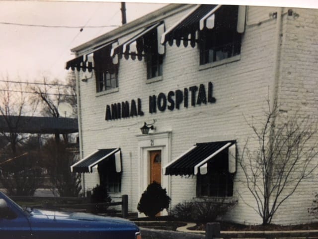 an old photo of the front entrance of Glen Ellyn Animal Hospital