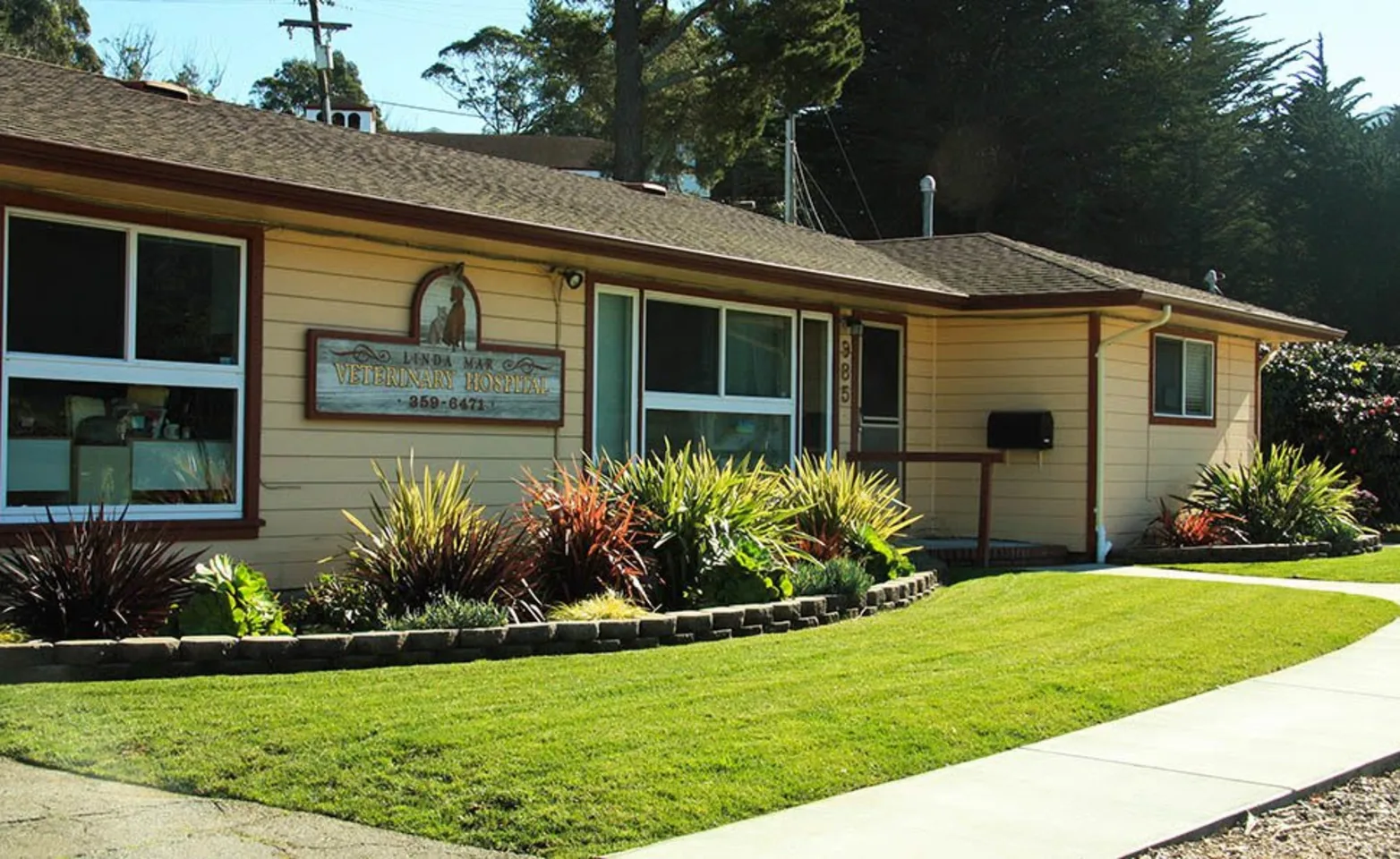 Linda Mar Veterinary Hospital Hospital Front entrance and grassy lawn