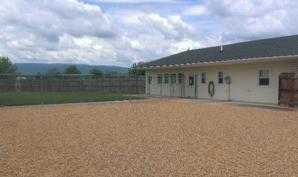 Seven Bends Veterinary Hospital Yard