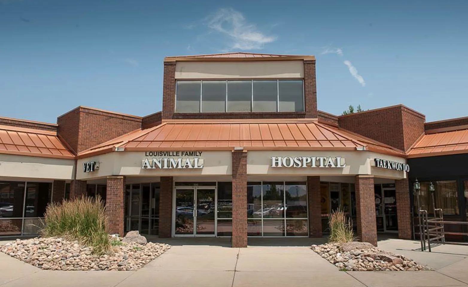 Photo of the front of the Louisville Family Animal Hospital located in Louisville, CO. 