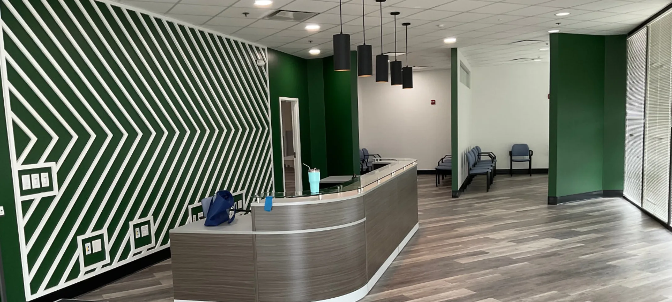 Front entrance of Dale City Animal Hospital with wooden, green, white and black decor