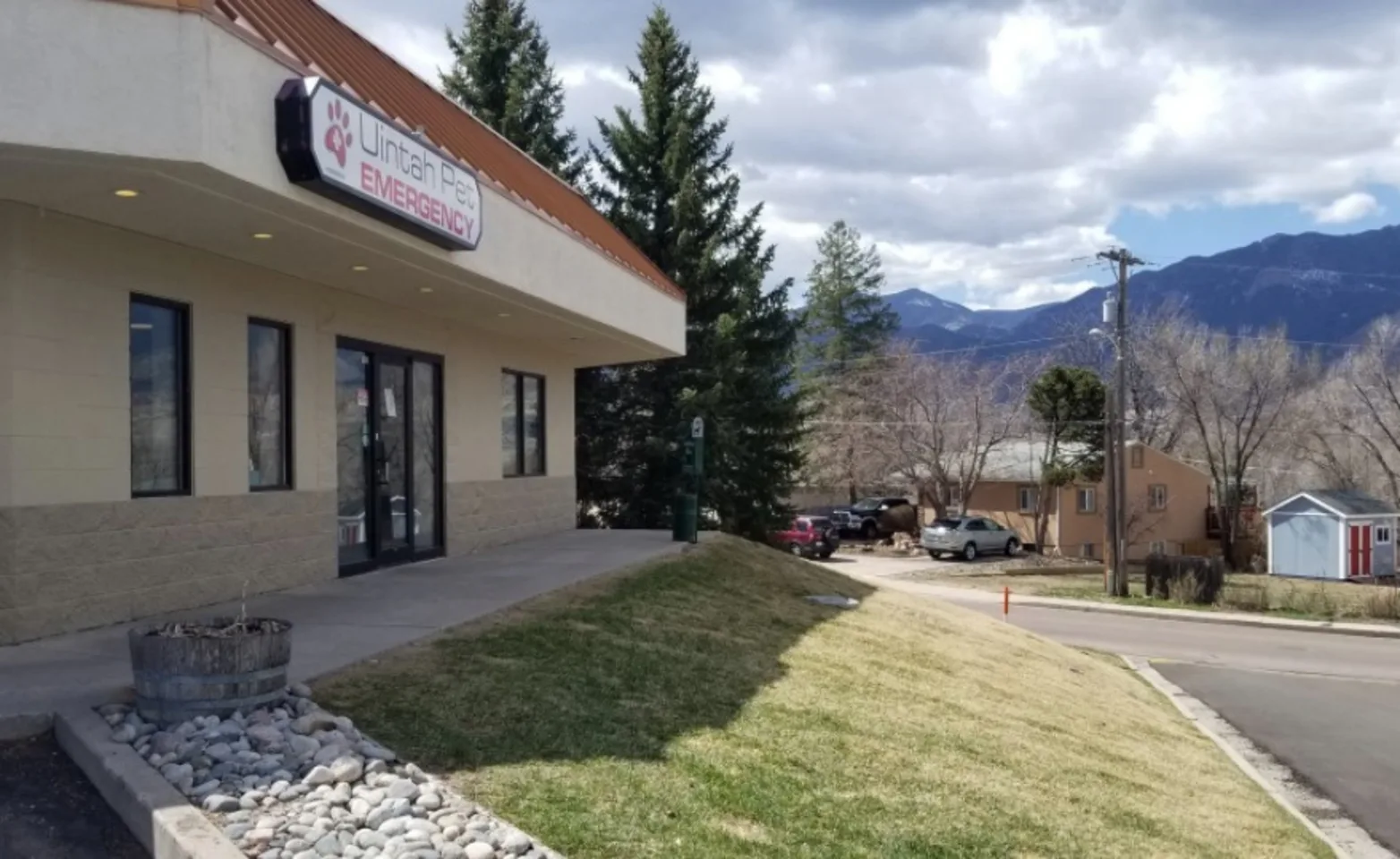 Uintah Pet Emergency Building Exterior Uintah Pet Emergency Building Exterior