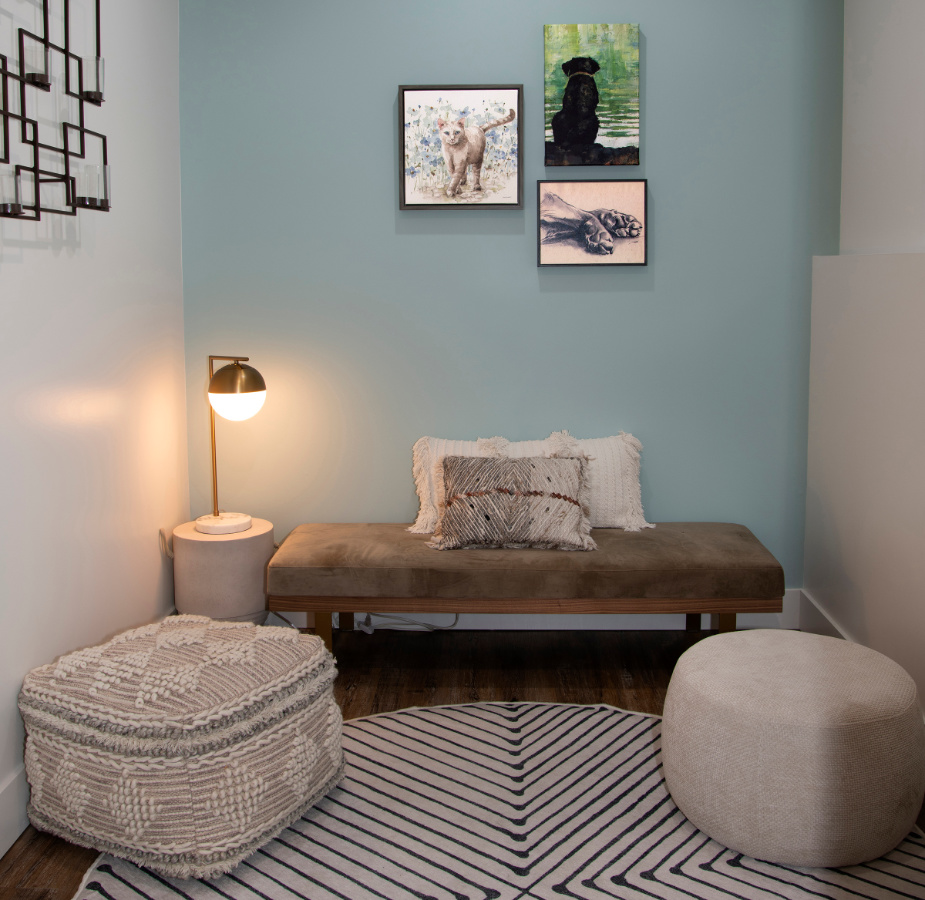 Waiting area with a bench and two stools 