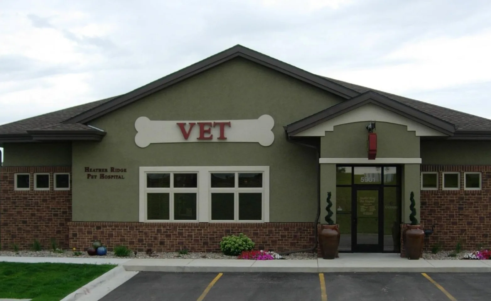 Heather Ridge Pet Hosptial building exterior.