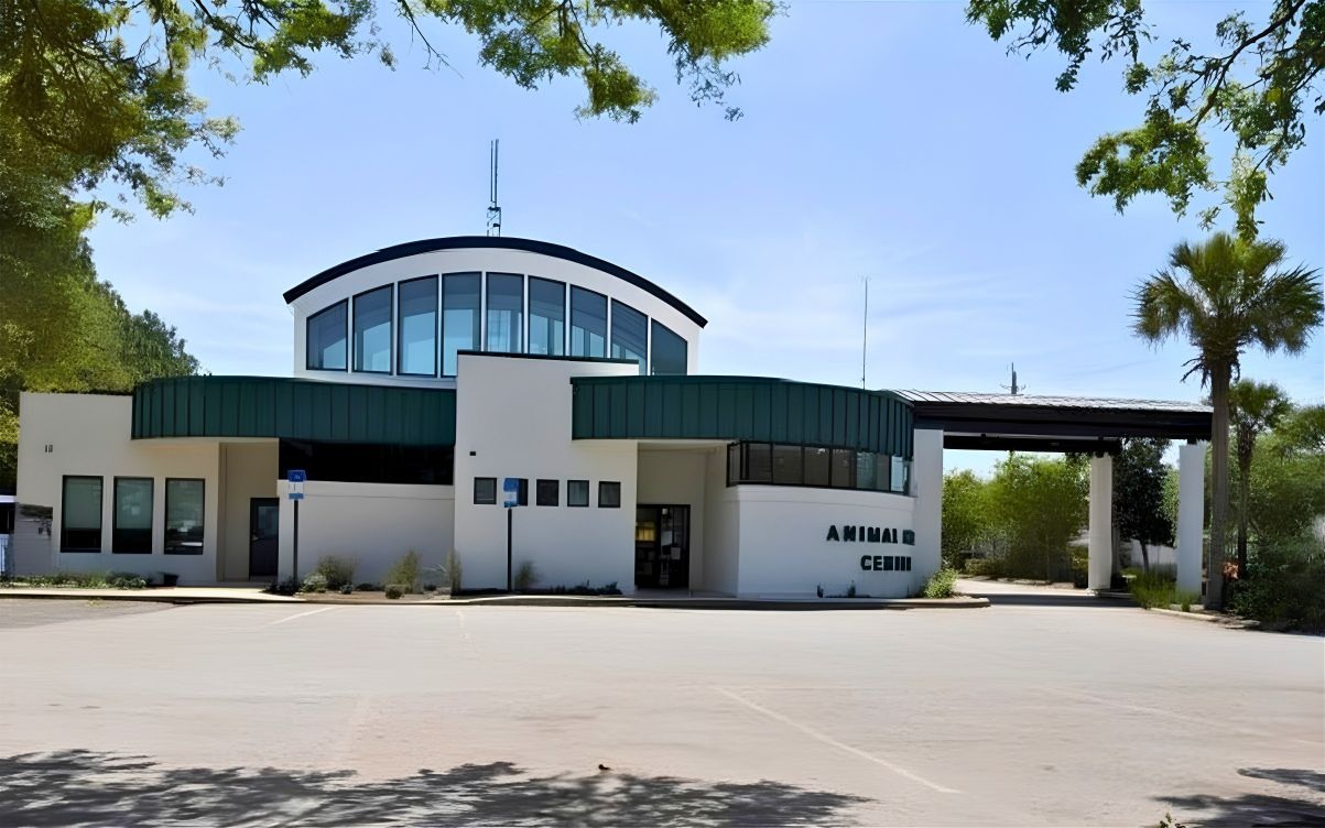 Exterior view of Animal Care Center of Panama City Beach's building.