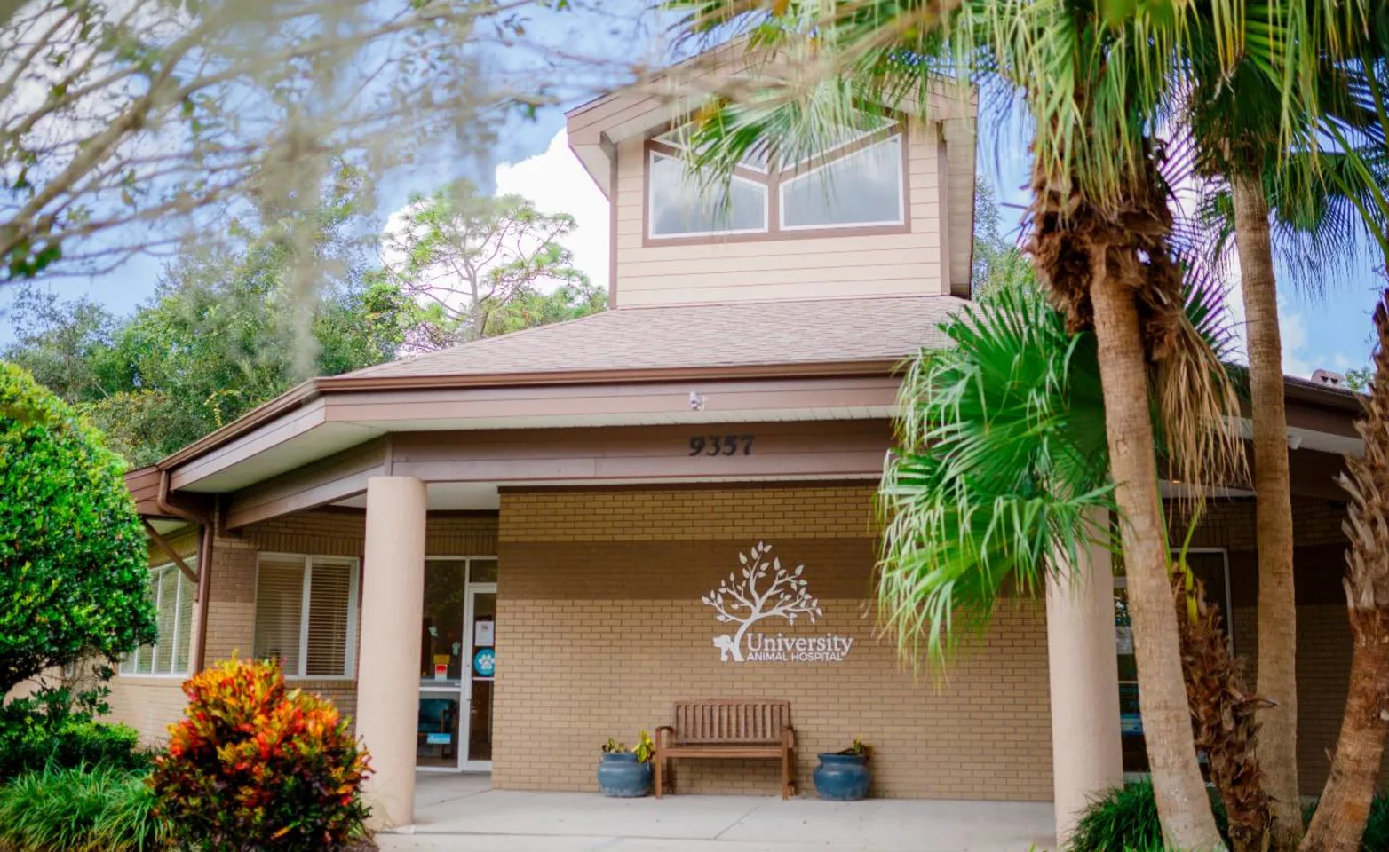 Exterior of University Animal Hospital Orlando.