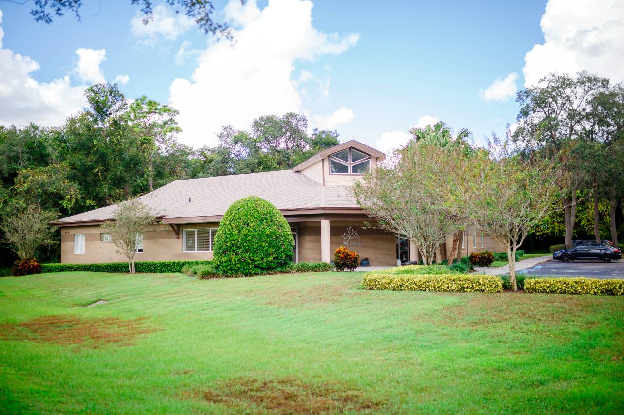 Exterior of University Animal Hospital Orlando with a lot of greenery.