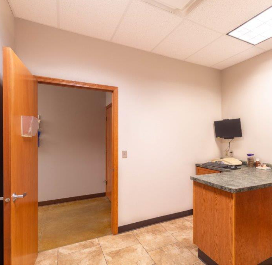 A photo of an exam room at Dunes Animal Hospital