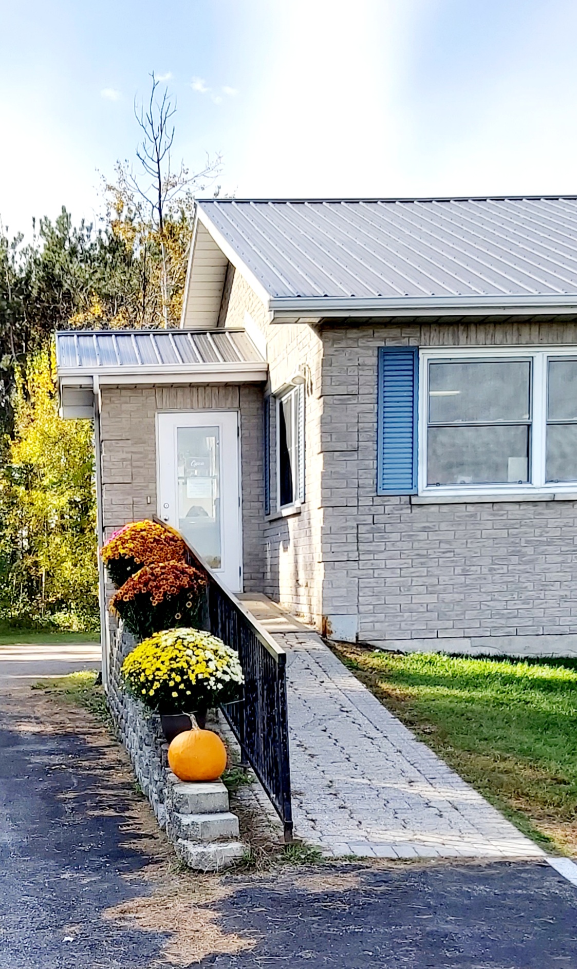 Outside walkway of Williamstown Veterinary Services