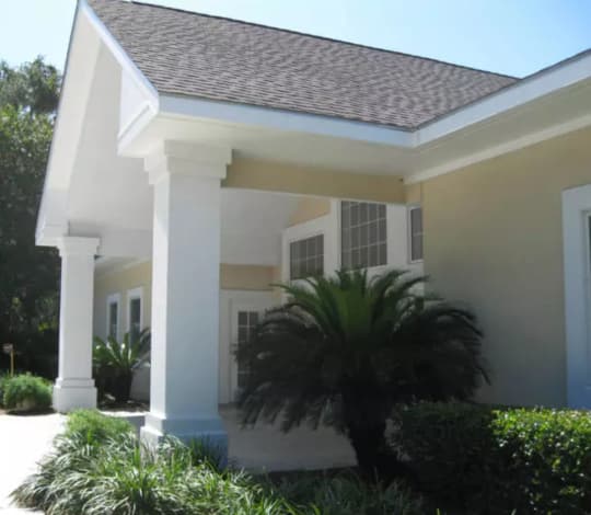 Island Animal Hospital Exterior entrance and small palm trees