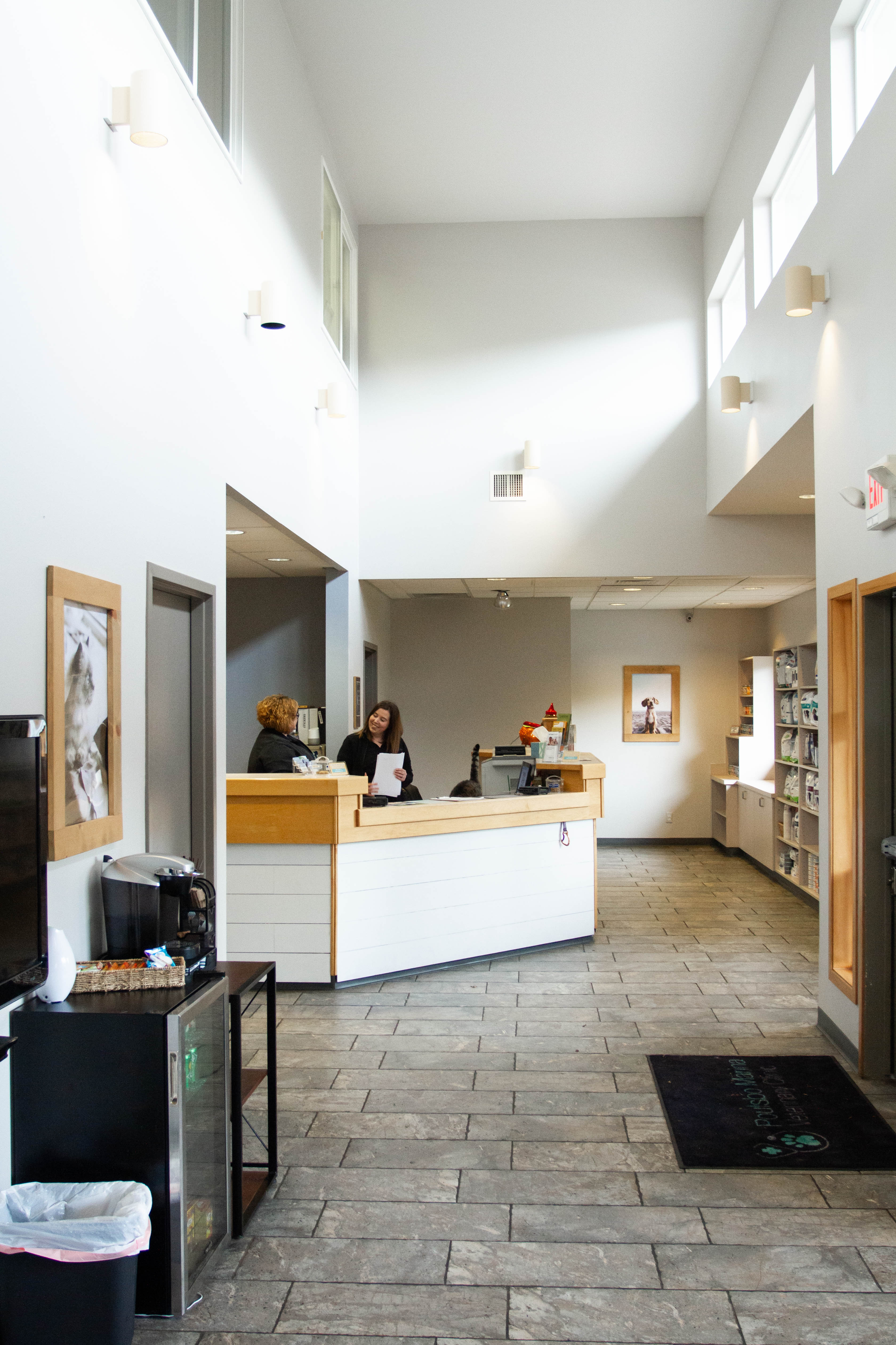 Poulsbo Marina Veterinary Clinic Lobby shows a front desk check-in and a female receptionist ready to greet you.
