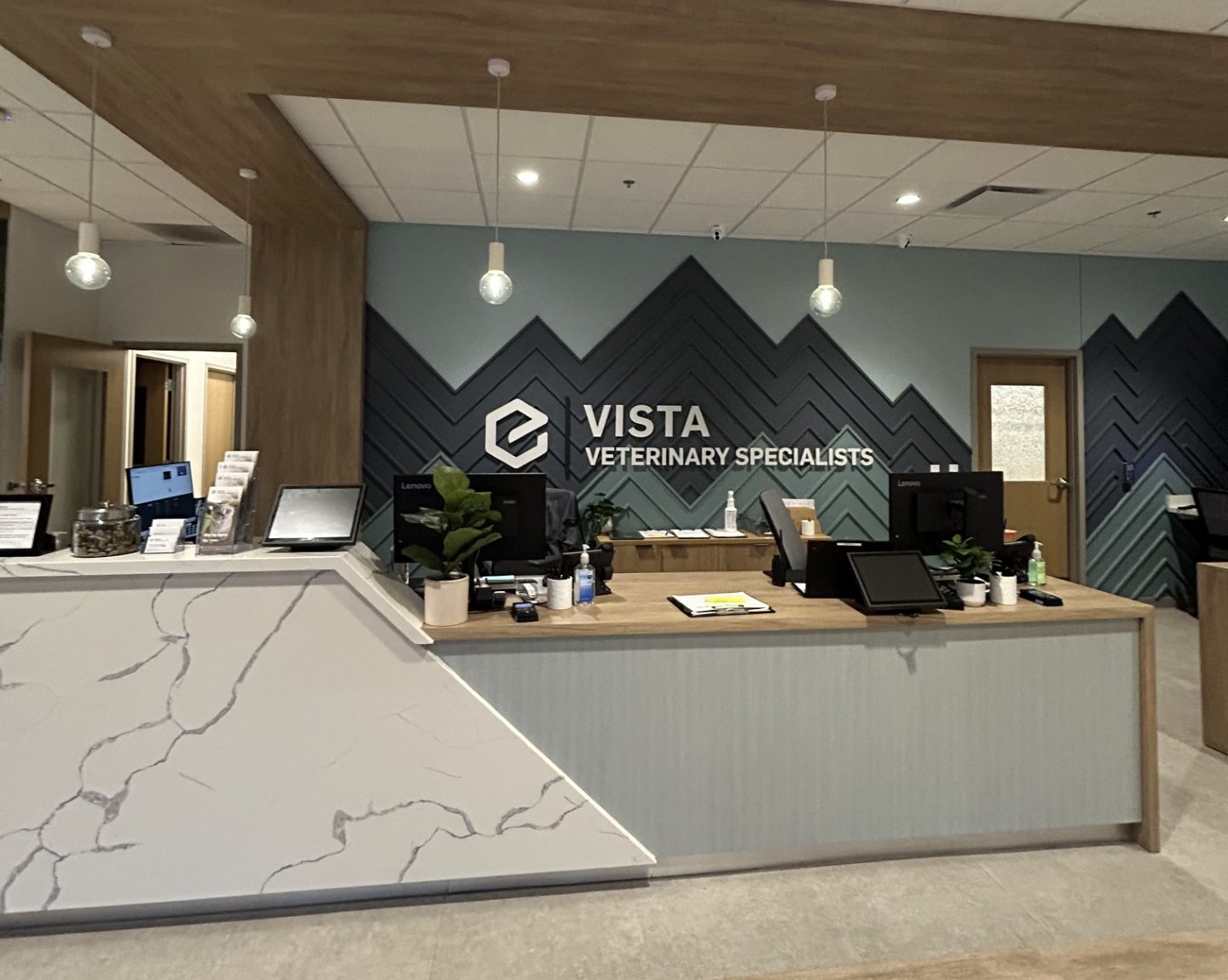  Vista Veterinary Specialists' reception desk.