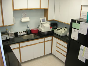 A full in-house laboratory complements the workings of the hospital allowing immediate blood test results, electrolytes and blood gases, fibrinogen levels, cultures, and cytology of fluid or tumors.
