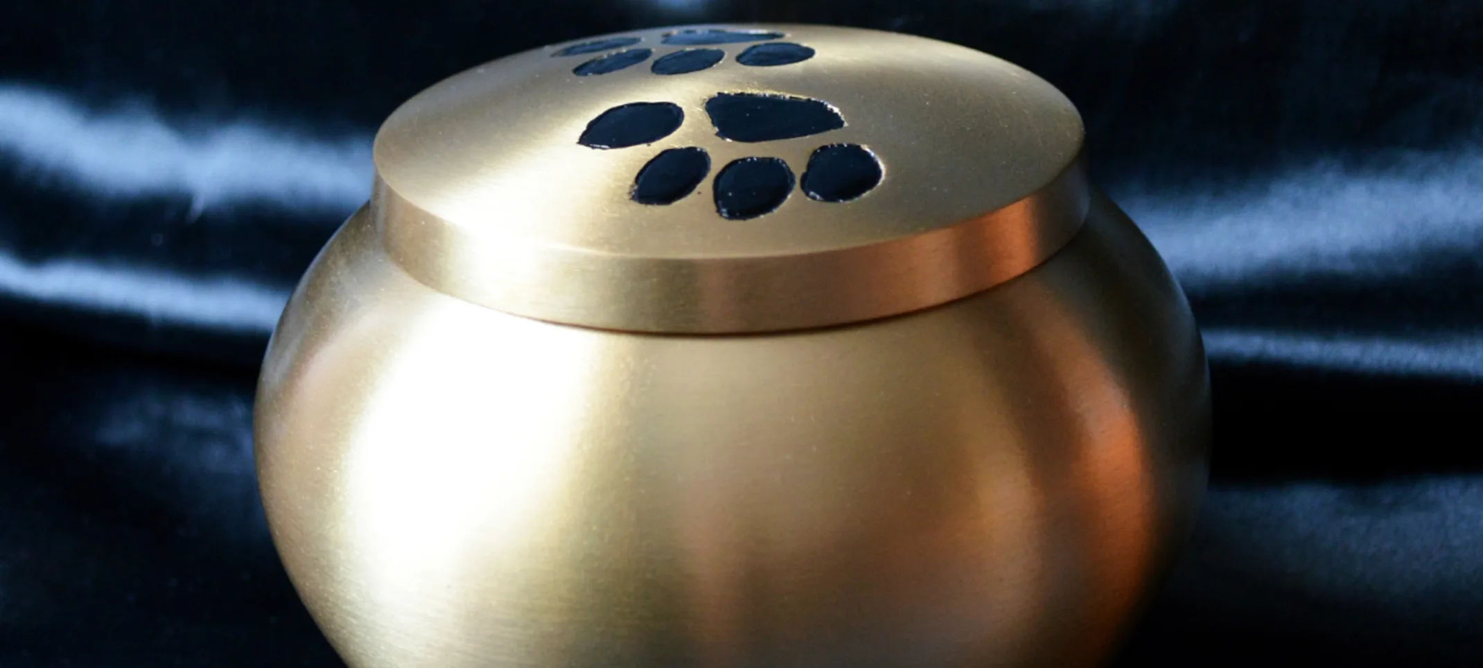 Pewter pet urn with paw prints Pewter pet urn with paw prints