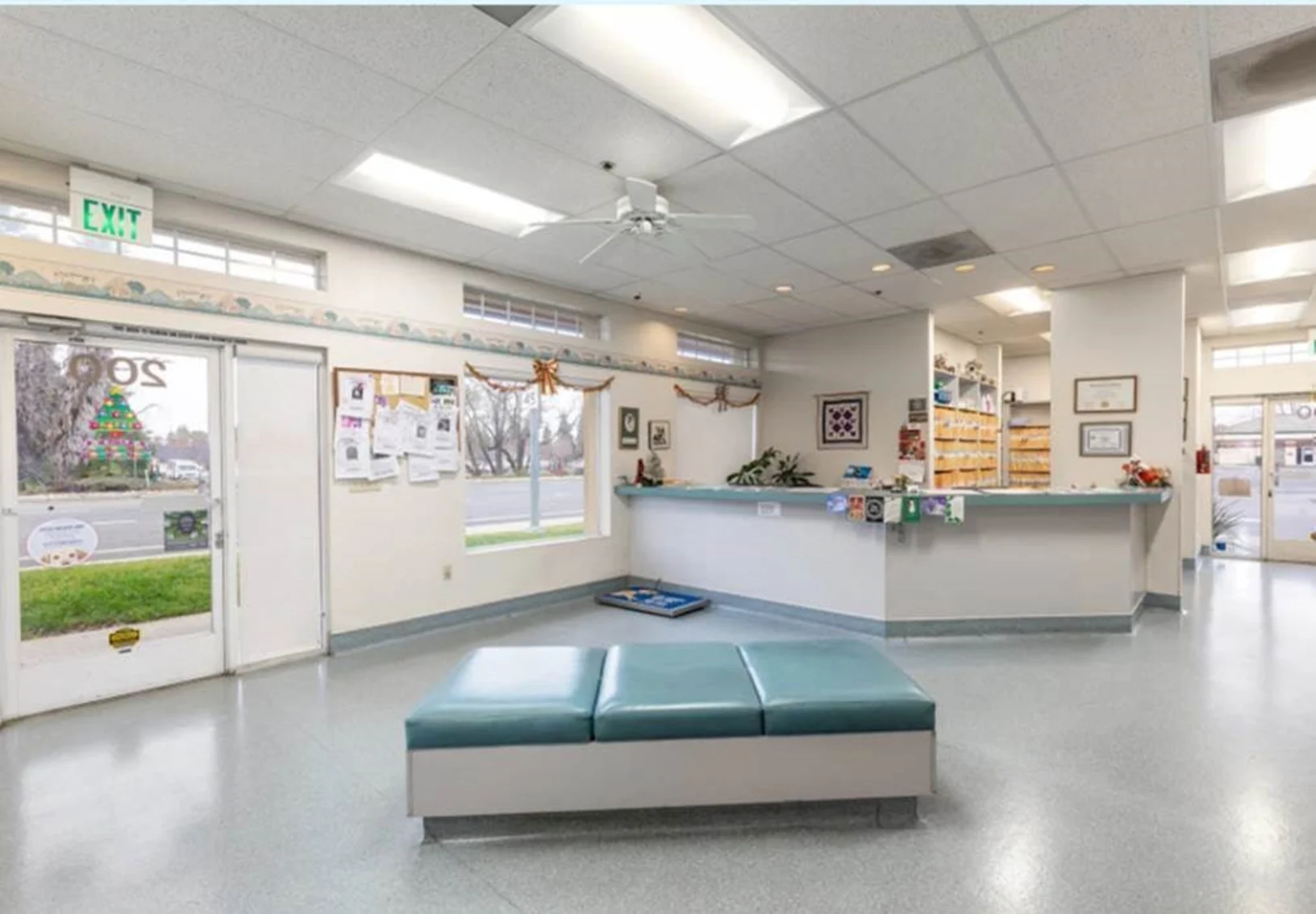 Lobby and front desk of Oak Animal Hospital in Vacaville, CA.